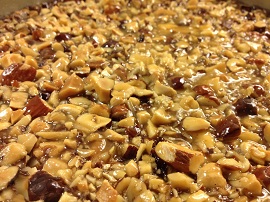 Kladdkaka med nötter och knäcktäcke